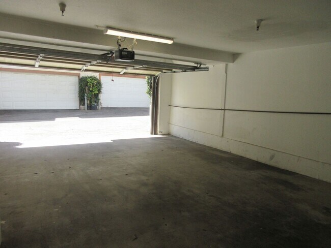Building Photo - Wonderful townhouse on Glenoaks!