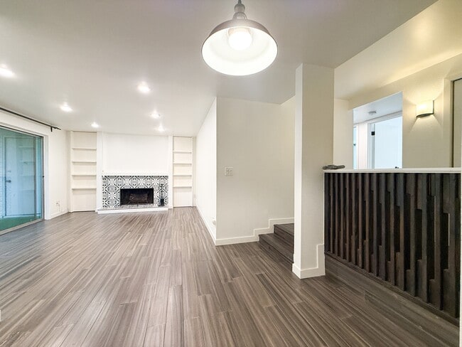 Building Photo - 4717 W Lake Sammamish Pkwy SE