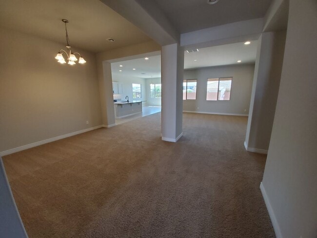Building Photo - 5 Bedroom - Large Newer Build - Great Location