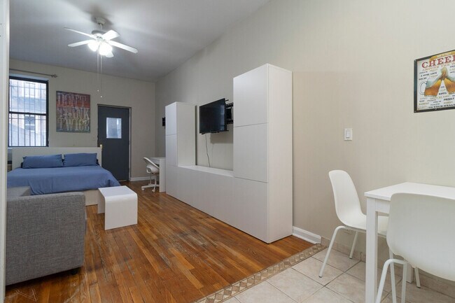 Building Photo - 250 E 82nd St