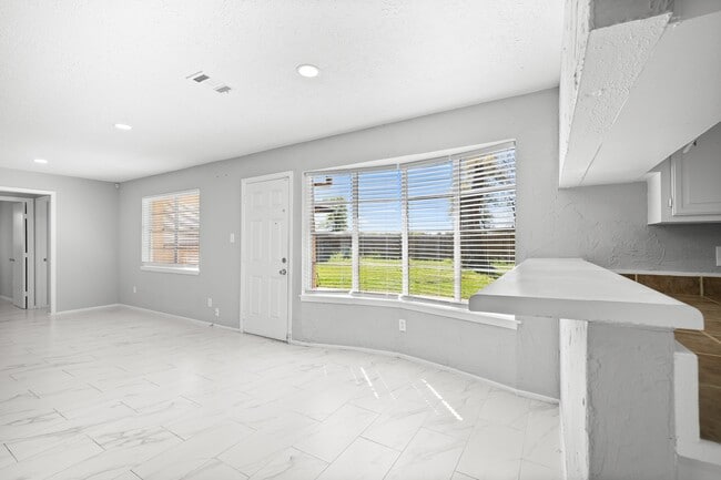 Building Photo - 13527 Montaigne Dr