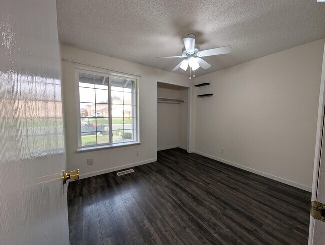 Building Photo - HALF OFF FIRST MONTH! Close to Everything!
