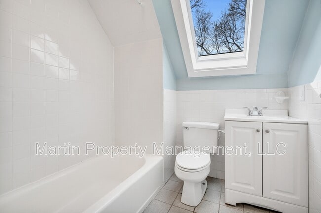 Building Photo - 14-14 Beltran St