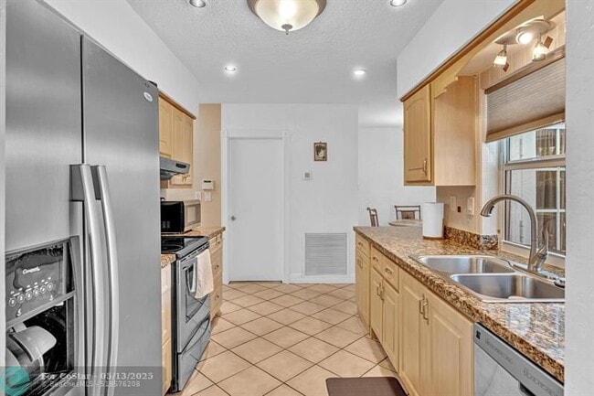 Building Photo - 7102 NW 93rd Ave
