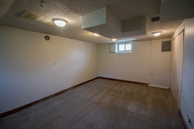 Building Photo - 1321 3rd Ave NW
