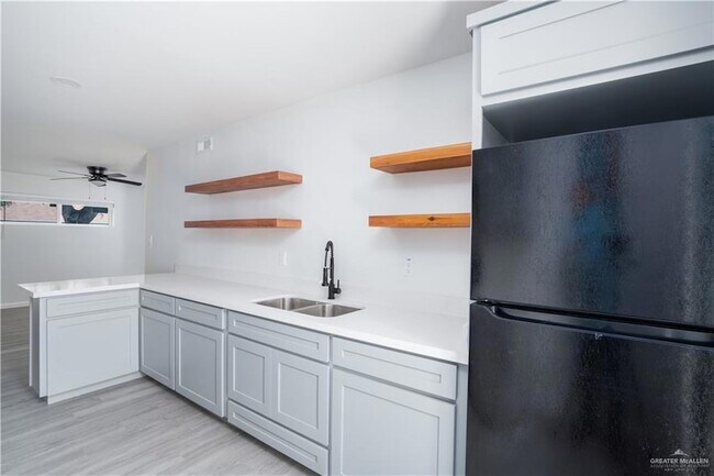 Building Photo - 1107 Shasta Ave W