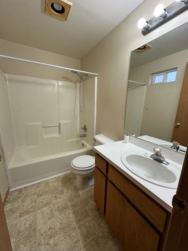 Building Photo - Single Level 3 Bedroom 2 Bath - 1 Car Garage - Lebanon