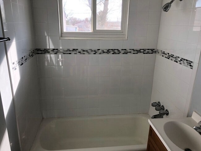 Building Photo - ALL PROSPECTIVE TENANTS MUST SUBMIT A $58 ...