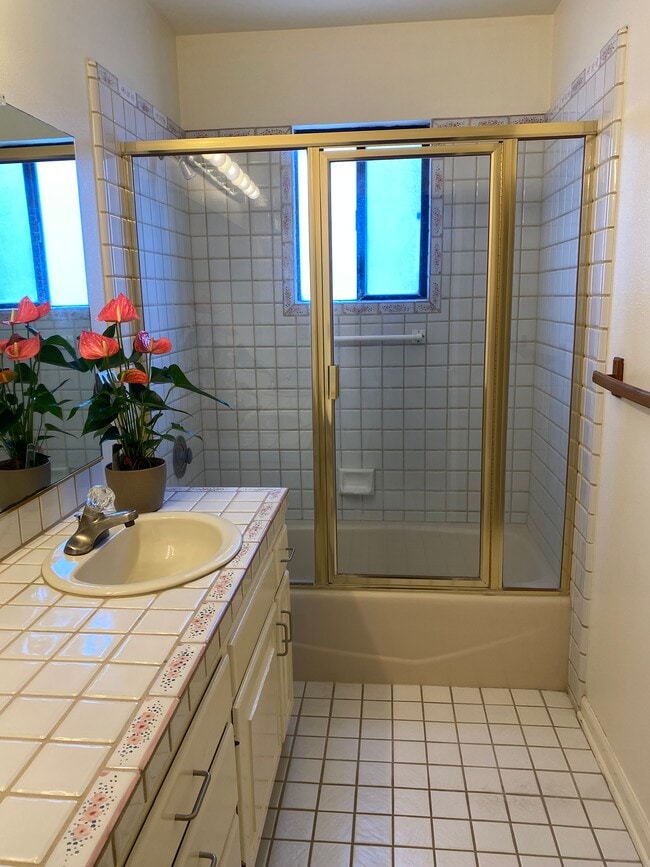 Building Photo - 684 Shamrock Ln