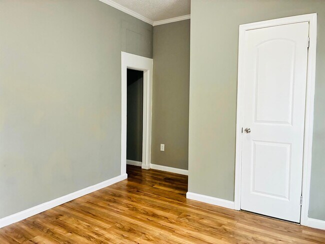 Building Photo - 420 McBrayer St
