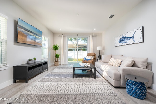 Building Photo - 817 7th Ave N