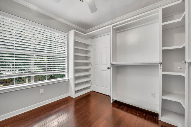 Building Photo - 2111 Riverside Dr