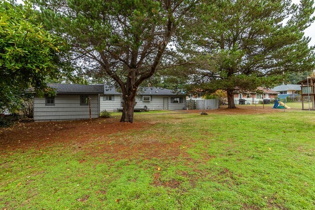 Building Photo - 3 Bedroom Single Story House w/Large Fence...