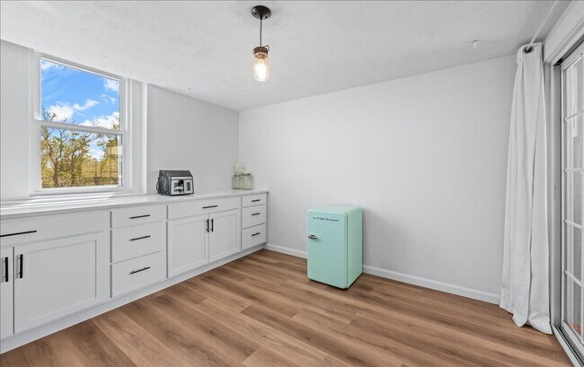Building Photo - Newly Renovated Blackstone Gem!