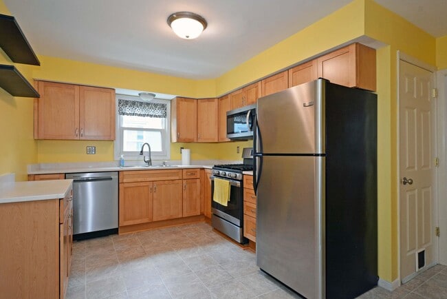 Building Photo - 3BD Home with Deck, Fenced Yard & Garage—S...