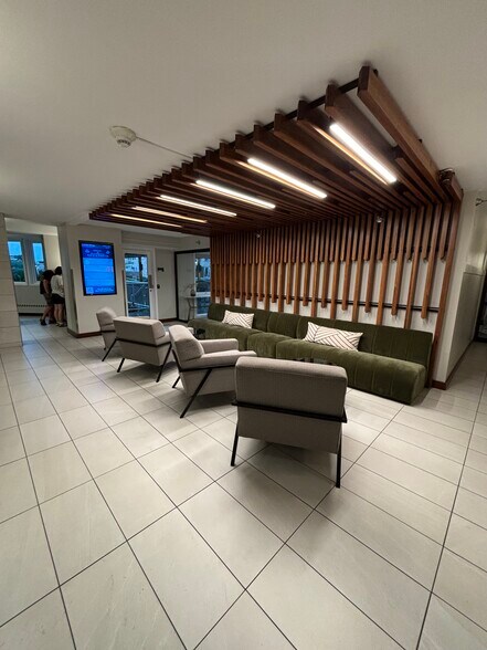 15 floor lobby - 433 S 7th St