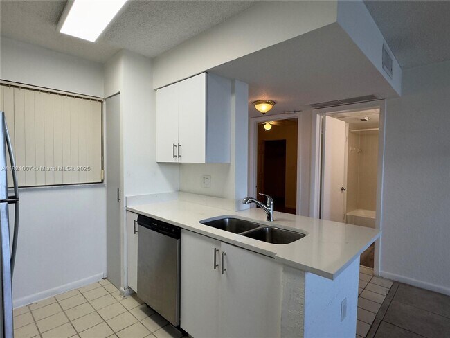 Building Photo - 2831 N Oakland Forest Dr