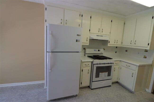 Building Photo - 160 Kent Dr