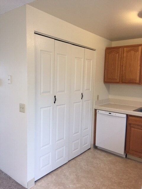 Building Photo - Montavilla Townhouse Style Apartment!