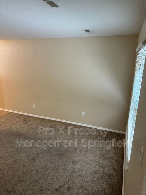 Building Photo - 1050 W Elm St