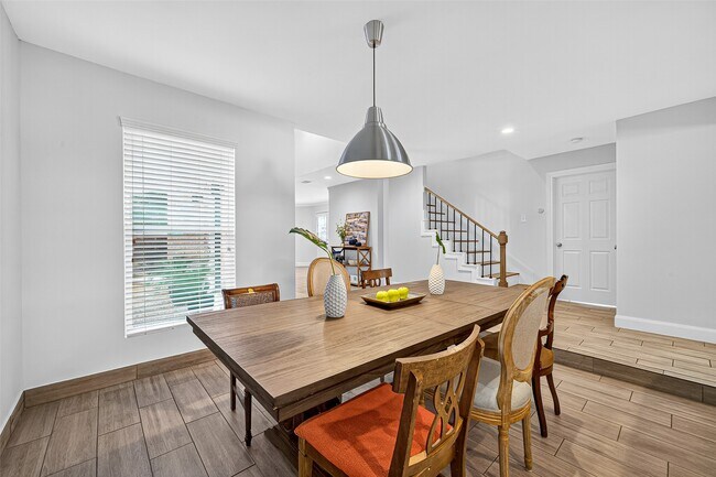 Building Photo - 818 Silvergate Dr