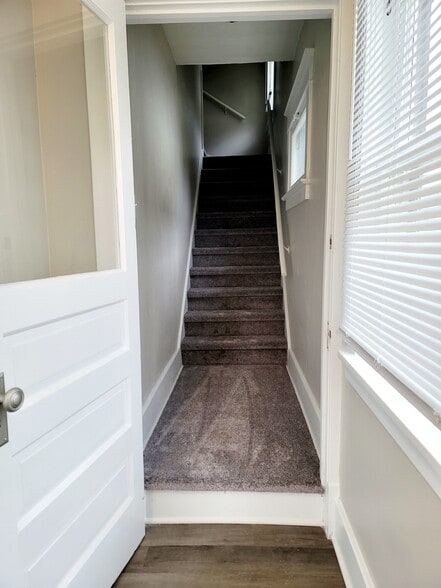 Entry - 3933 Homewood Ave