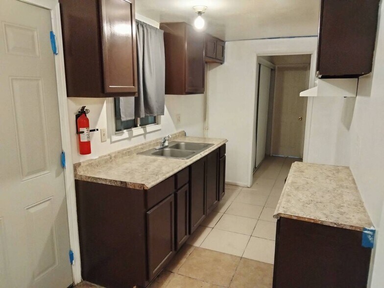 Building Photo - 1182 E Pasadena St