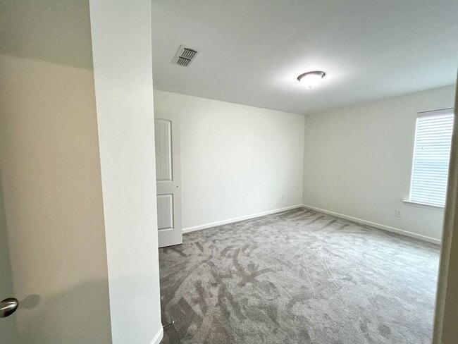 Building Photo - Huge home in Spring Hill!