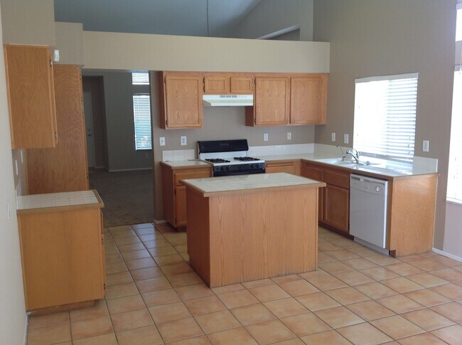 Building Photo - 3 BEDROOM, 2 BATHROOM CLOSE TO SCHOOLS!