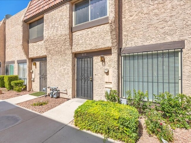 Building Photo - Beautifully upgraded 2 bedroom 2 story tow...