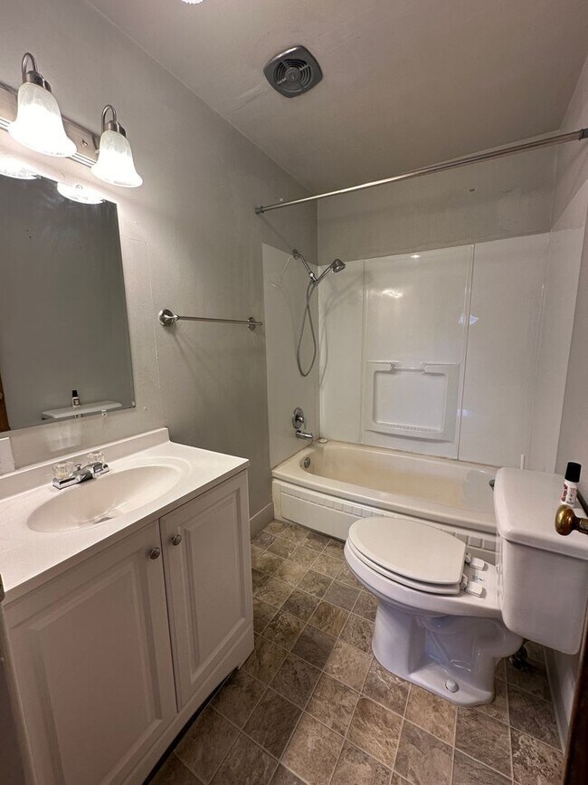 Building Photo - 2 bedroom 1 bath single family home