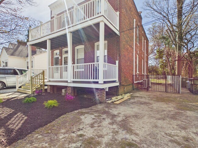 Building Photo - 1703 Oakdale Ave