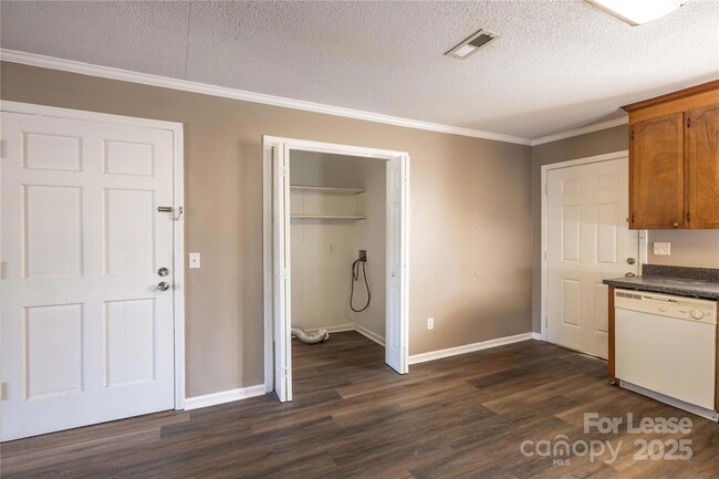 Building Photo - 424 S 4th St