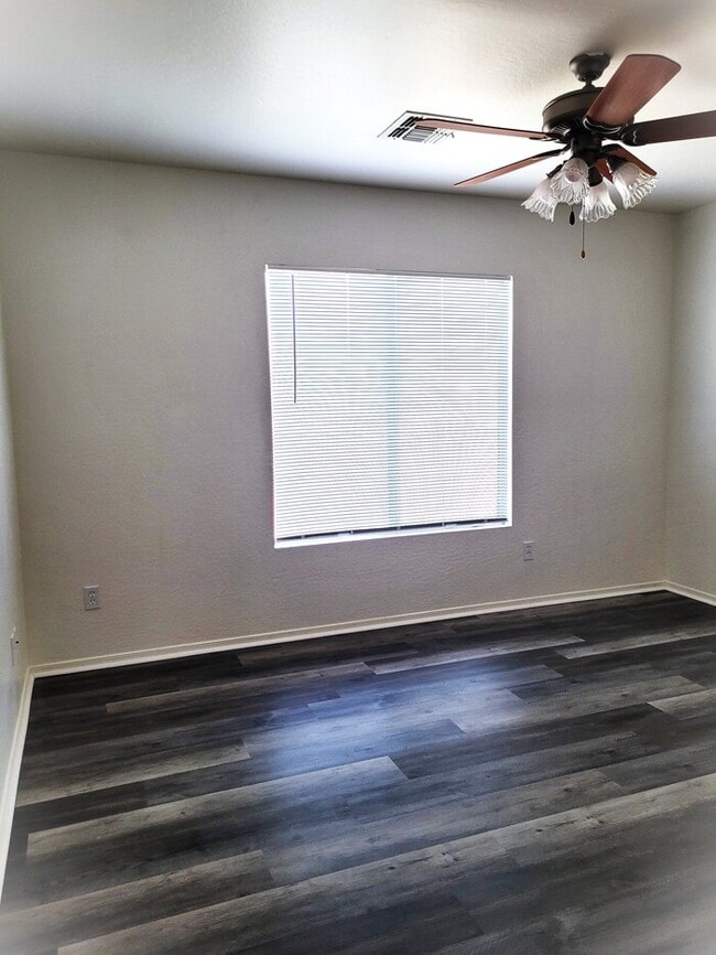 Building Photo - LARGE 5 bedroom 3 bath