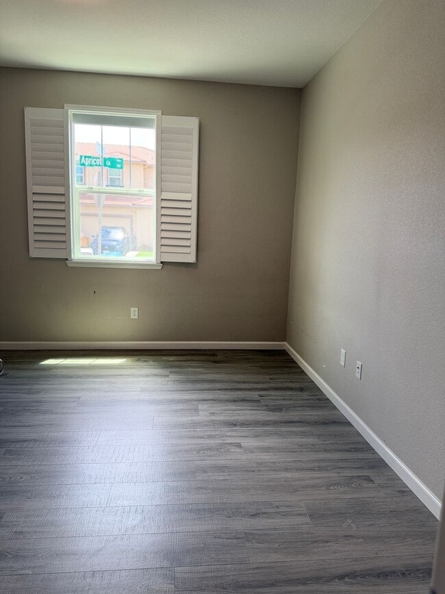 Building Photo - 700 Apricot Cir