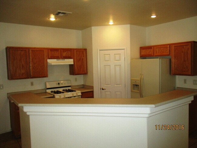 Building Photo - Henderson 3 Bedroom Townhouse!