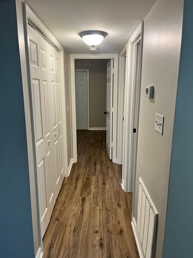 Building Photo - Two bedroom, 1.5 bath condo in High Point-...