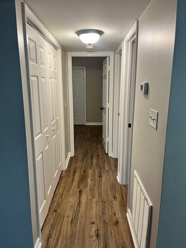 Building Photo - Two bedroom, 1.5 bath condo in High Point--Oakmont Condominiums