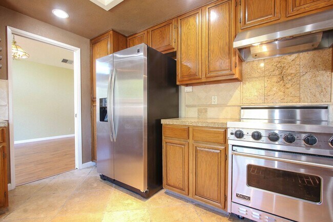 Building Photo - Large 4BR 3BA Updated Home in Quiet Neighb...
