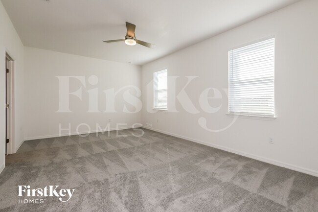 Building Photo - 585 Crown Rose Dr