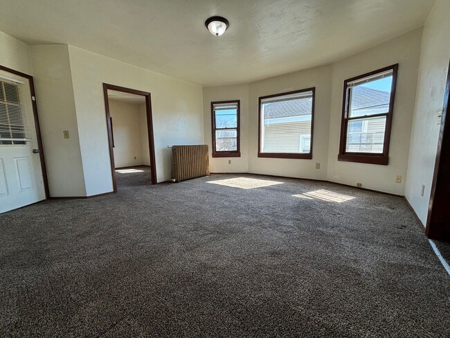 Building Photo - 828 S Maple Ave