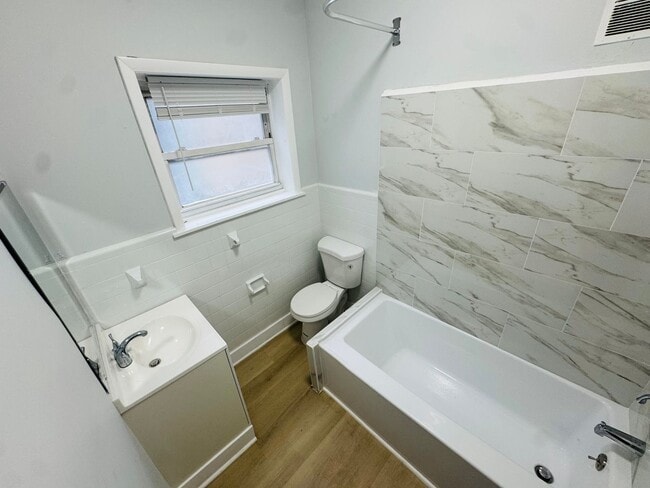 Building Photo - Remodeled 4bd/1.5 bath House with Rear yar...