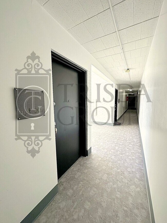 Building Photo - Move In Ready! North Hills School District, Parking, Updated 2 BR, Quartz Countertops, AC, Laundr...