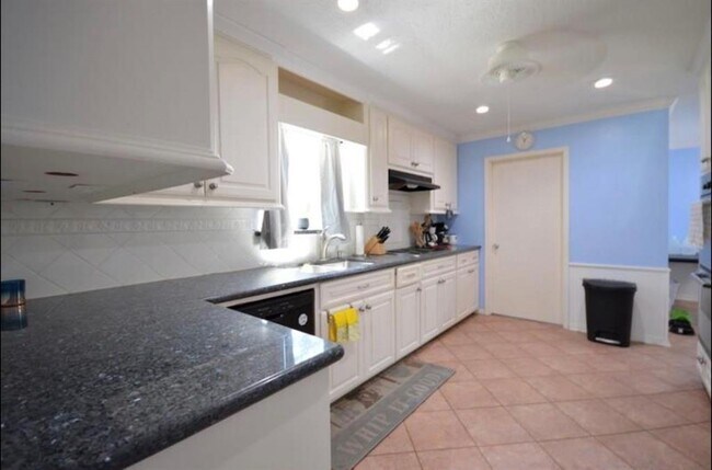 Building Photo - 4107 Cypress Lake Dr