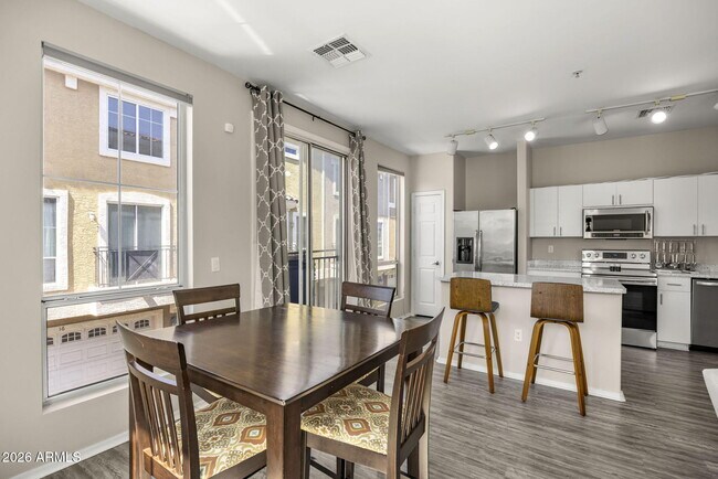Building Photo - 2450 W Glenrosa Ave