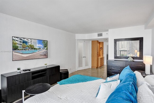 Building Photo - 1717 N Bayshore Dr