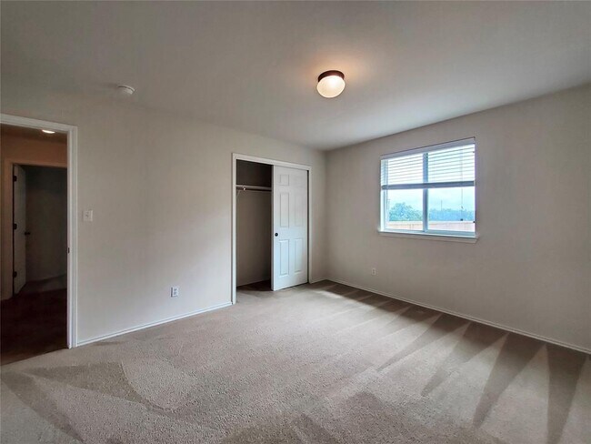 Building Photo - 15109 Fernhill Dr
