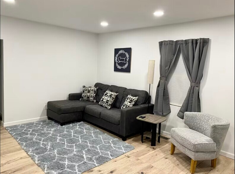 Building Photo - 312 Rosedale Ave