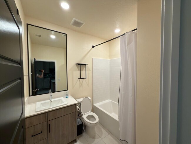 Building Photo - 2897 E Tamarind Dr