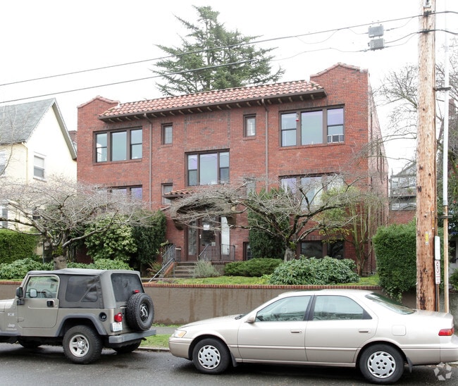 Primary Photo - 2338 Franklin Ave E